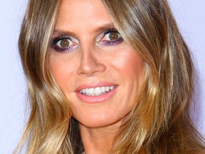 Heidi Klum pucéran, smink nélkül pózol és elképesztően fest