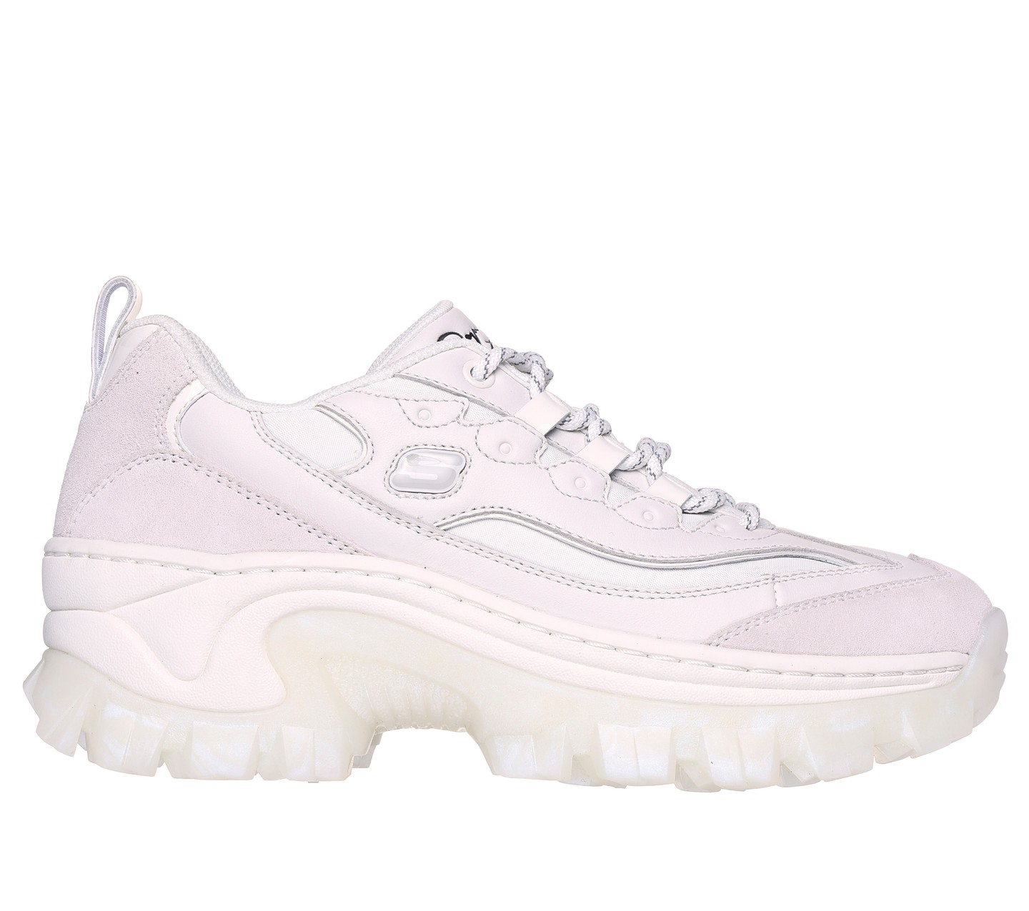 A Skechers X Doja Cat kollekció egyik világos színállású darabja.