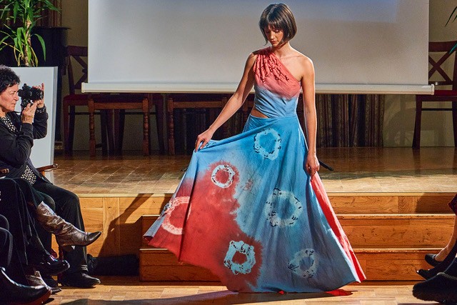 Gyihor Janka ruhája a Patronage pályázaton, amely elegáns megoldásaival és karakteres részleteivel a szakmai zsűri és a közönség elismerését egyaránt kivívta Fotó: Apafy László, Kálmán Ilona