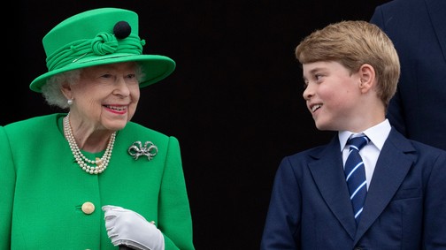 Ez eldőlt: György herceg lépett nagybátyja, Harry herceg helyébe, hosszú családi tradíciónak lett ezzel vége