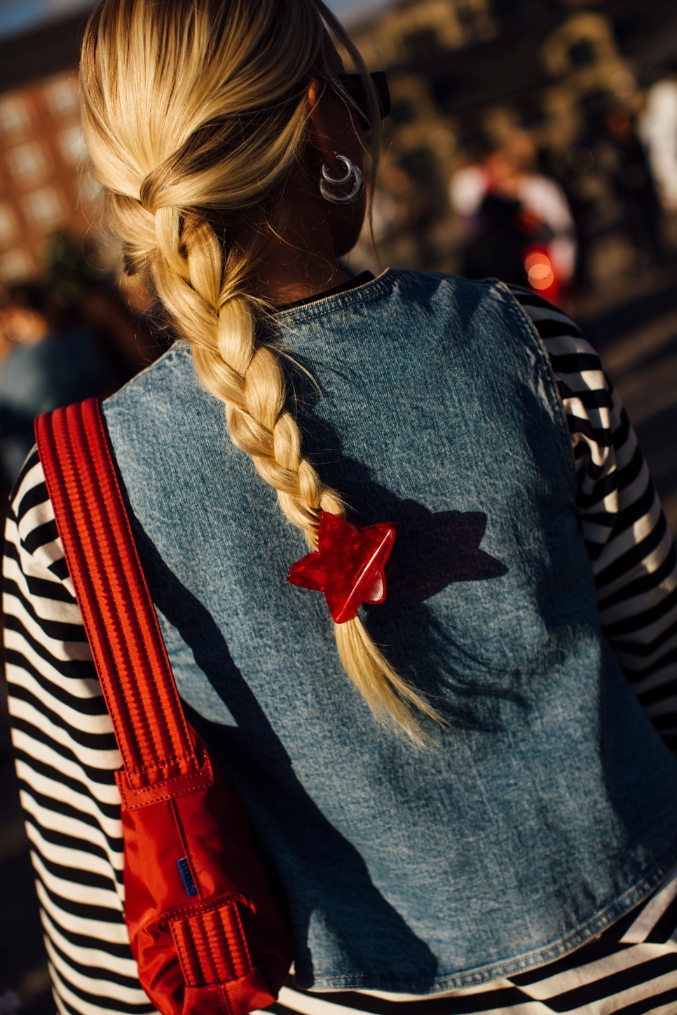 Hő nélküli hajformázás a dúsabb hatás érdekében