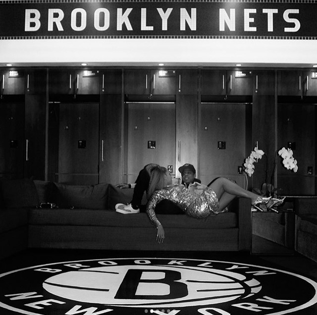 Beyoncé tetőtől talpig aranyba öltözött és egy igazi dög!