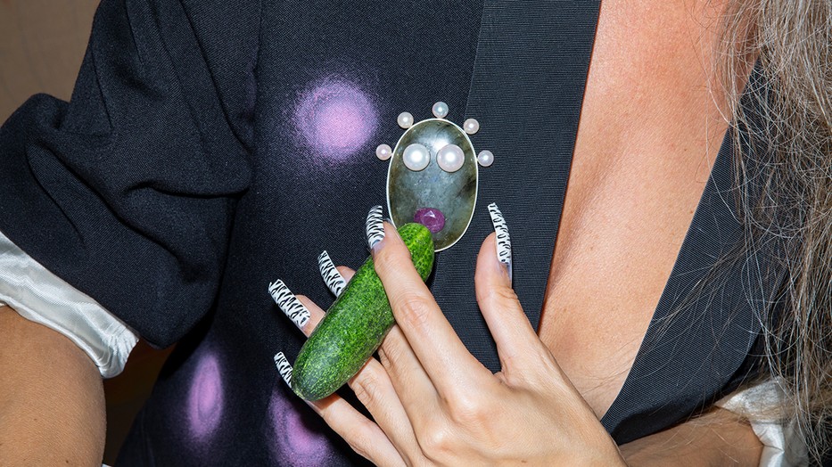 Elgondolkodtató, humoros és látványos ékszerek: ismerd meg Lőrincz Réka kortársékszer tervezőt