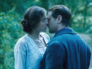 Megérkezett az év legjobb erotikus filmje - A Lady Chatterley szeretője a kedvenced lesz, ha már nagyon unod a gagyit