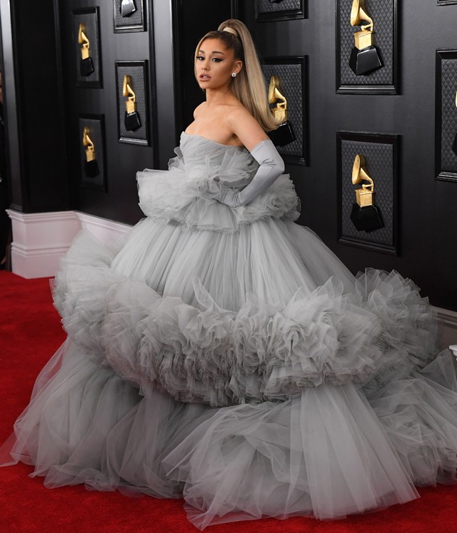 Ariana Grande Hamupipőke ruhája akkora volt, hogy senki más nem fért el mellette