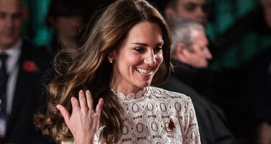 Azta! Kate Middleton lábvillantós ruhában