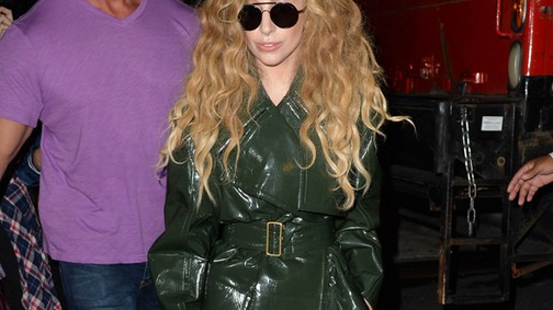 Lady Gaga most hosszú loknikkal borzolja a kedélyeket