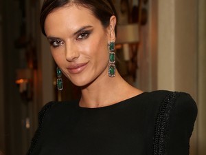 Csak egy egyszerű fekete ruha: Alessandra Ambrosio még így is egy istennő!