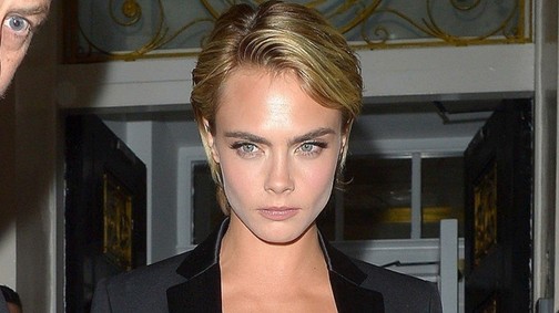 Ilyen lett volna, ha Csengetett, Mylord? Cissy-je ott van a királyi esküvőn