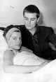 Alain Delon és Romy Schneider a Neuilly Klinikán, 1961-ben. A színésznő vakbélműtéten esett át, és Delon meglátogatta.