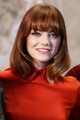 Emma Stone a hosszú bubi frizura királynője, és vörösen, frufruval egyszerűen ellenállhatatlan.