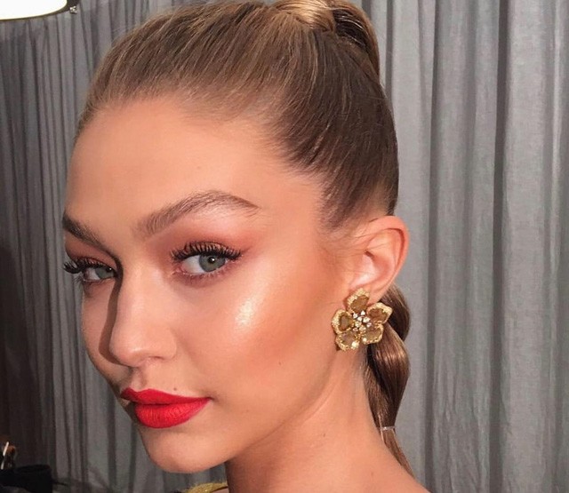Gigi Hadid két olyan különleges outfitet mutatott, hogy nem tudunk választani közülük!
