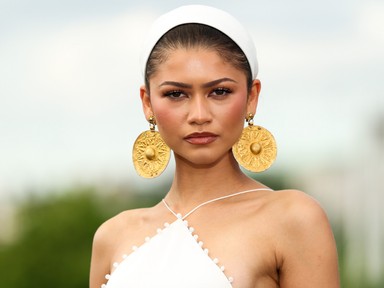 Zendaya fenékig kivágott ruhában pózol, melltartót sem vett meztelenruhája alá a gyönyörű színésznő