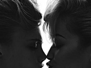 Barátnők csókváltása - a topmodell és Rita Ora pikáns képen