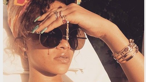 Rihanna így napozik?
