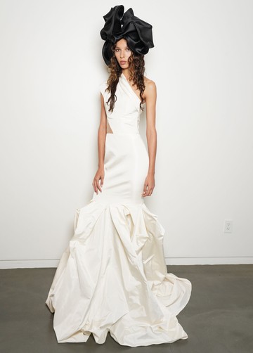 Ha inkább a kiegészítőkre helyeznéd a hangsúlyt, válassz merész fejdíszt! Vera Wang