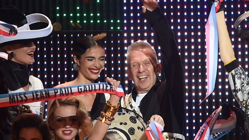 Ha ilyen a vég, nekünk tetszik! Gaultier elképesztő show-val búcsúzott