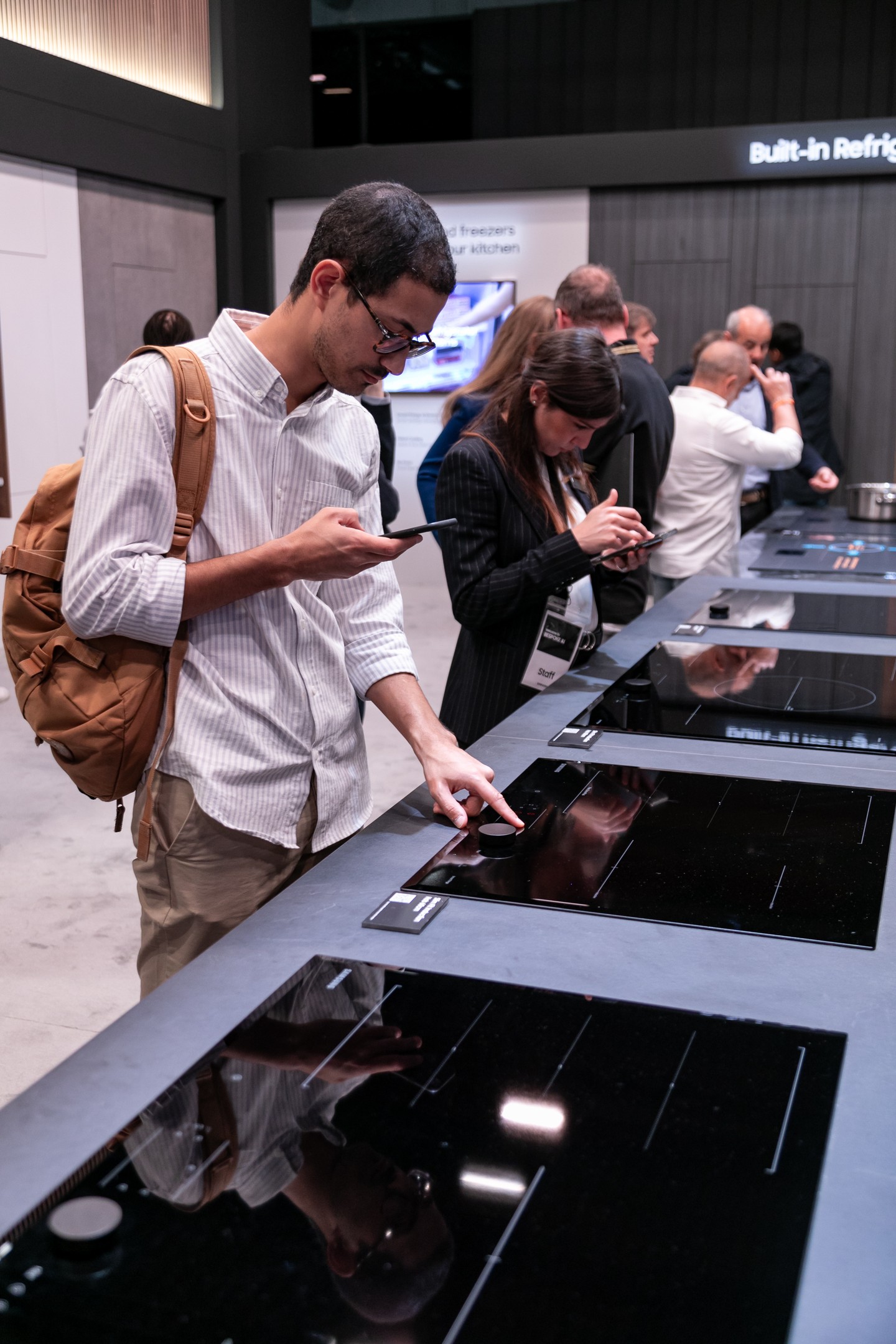 Már a főzőlapon is lehet kijelző, hogy ott kövesd a receptet, vagy egyszerűbben indíthasd el a zenét és a légtisztítót.