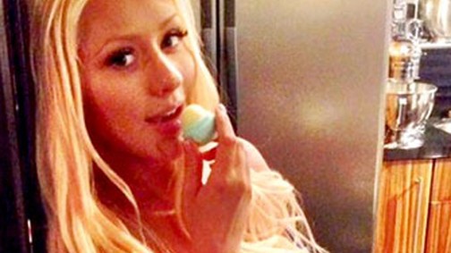 Christina Aguilera pocakja már nagyon kerek!