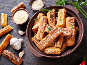 Isteni finom sajtos-magvas rúd, amit sokkal egyszerűbb elkészíteni, mint gondolnád