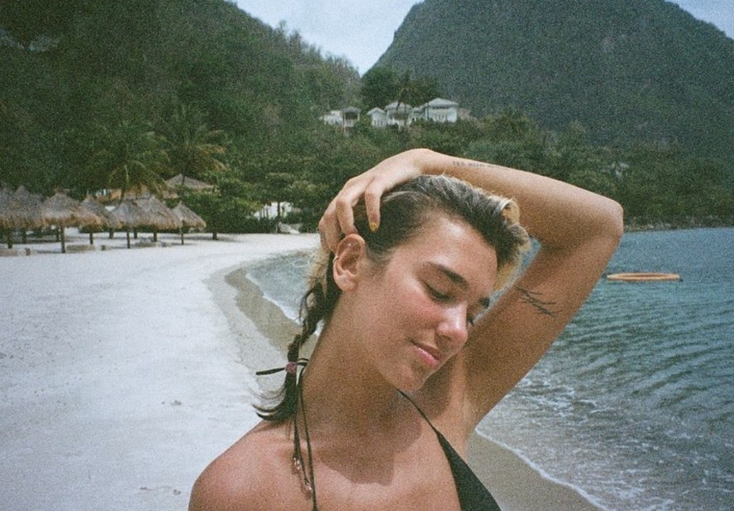 Dua Lipa a nyár egyrészét St. Lucián töltötte barátja, Amwar Hadid társaságában.