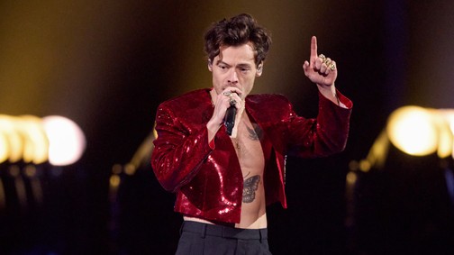 llyet még nem láttunk: Harry Styles leállította a koncertjét, mert egy terhes nőnek pisilnie kellett