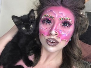 A nyár legőrültebb trendje: kend össze az arcod fagyival, és nevezd művészetnek