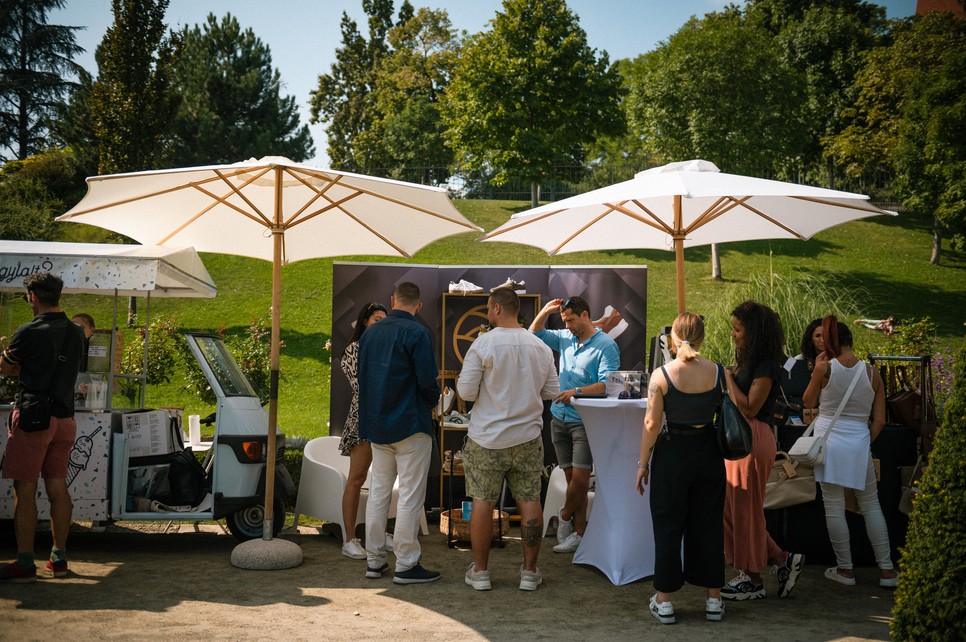 Érdeklődők a CABAG standjánál a Várkert Bazárnál a WAMP Design vásáron