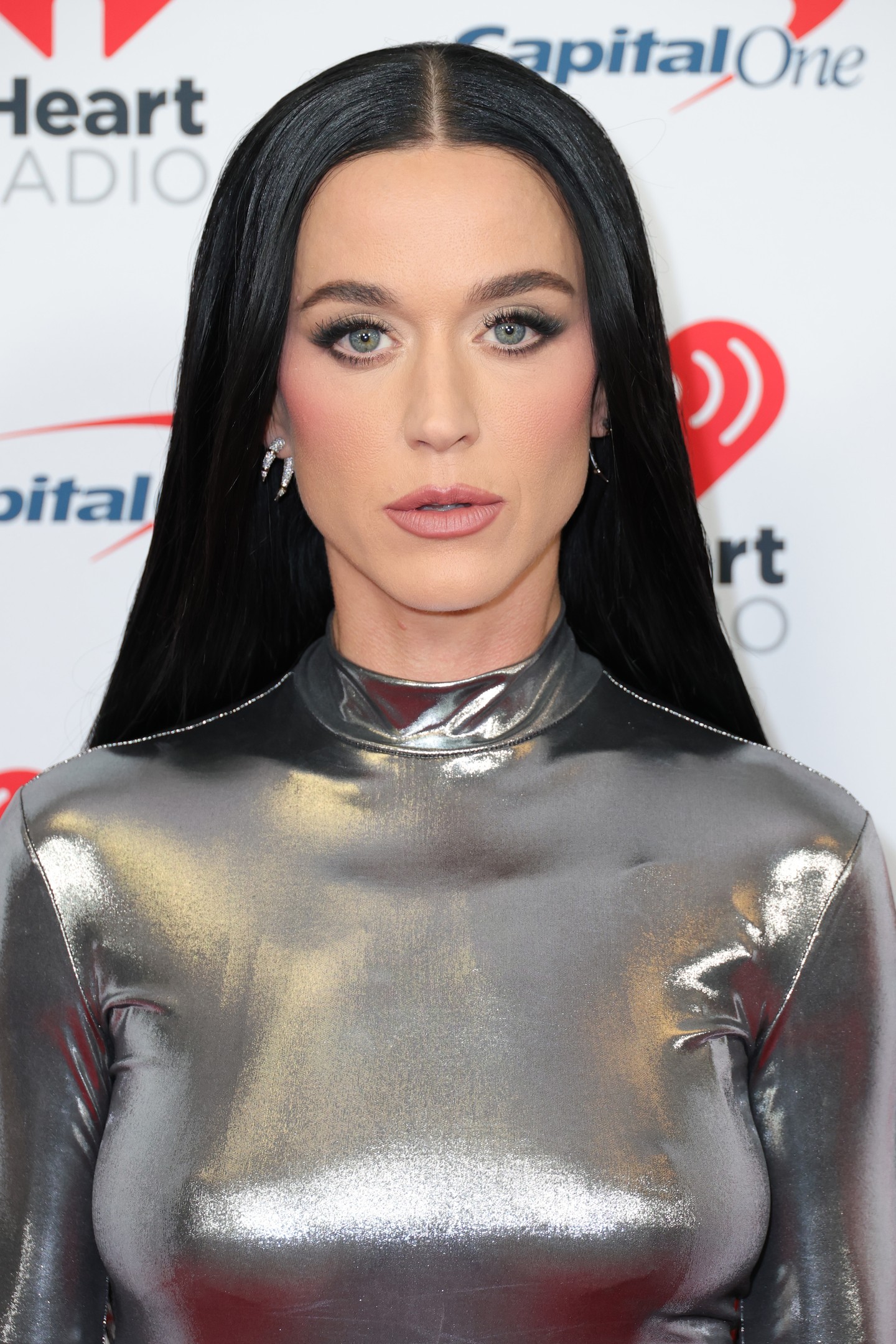 Katy Perry és a hibátlan lakkfekete haja elvarázsolt minket