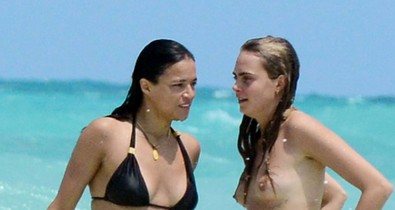 Barátnőjével monokinizett Cara Delevingne