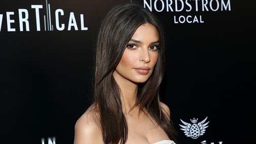 Végre tudjuk, miért szeret ennyire pucérkodni Emily Ratajkowski