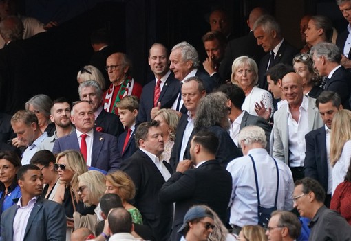 György herceg megindító mérföldkőhöz ért, mindezt Vilmos hercegnek öltözve