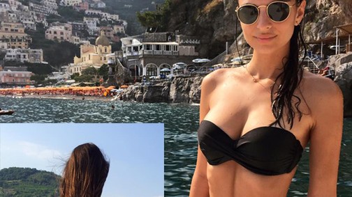 Emily Ratajkowski falatnyi bikiniben illegeti magát