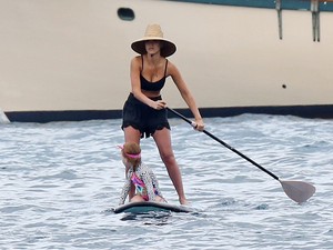 Jessica Alba fekete bikiniben élvezi a nyarat