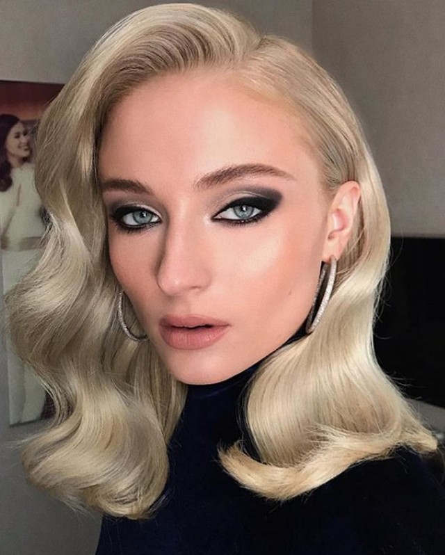 Get the Look: Így készítsd el Sophie Turner bombajó füstös sminkjét