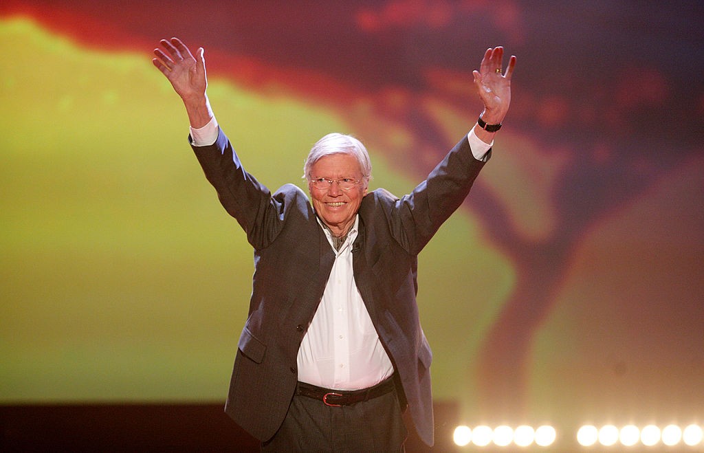 Karlheinz Böhm a „Gratulálunk, Karlheinz Böhm – Egy élet Afrikáért” című ünnepi tévéműsor felvételén, 2008 áprilisában, Münchenben. A műsorban barátai, művészek és támogatottak köszöntötték, ő pedig emelt kézzel köszönte meg az elismerést.