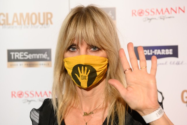 Péterfy Bori az SZFE-t támogató maszkban vette át Az év énekesnőjének járó díjat