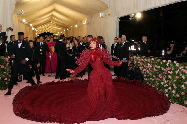 Cardi B hatalmas Thom Browne ruhában.