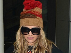 Egy rózsaszín fütyi, ezt viseli Rita Ora