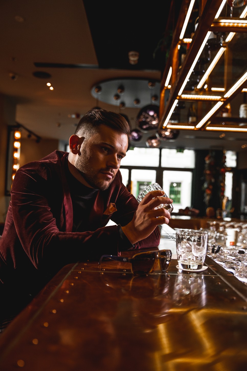 Őszintén beszél szenvedélybetegségéről Szabó Ádám a Yesyes új dalában, klipjében