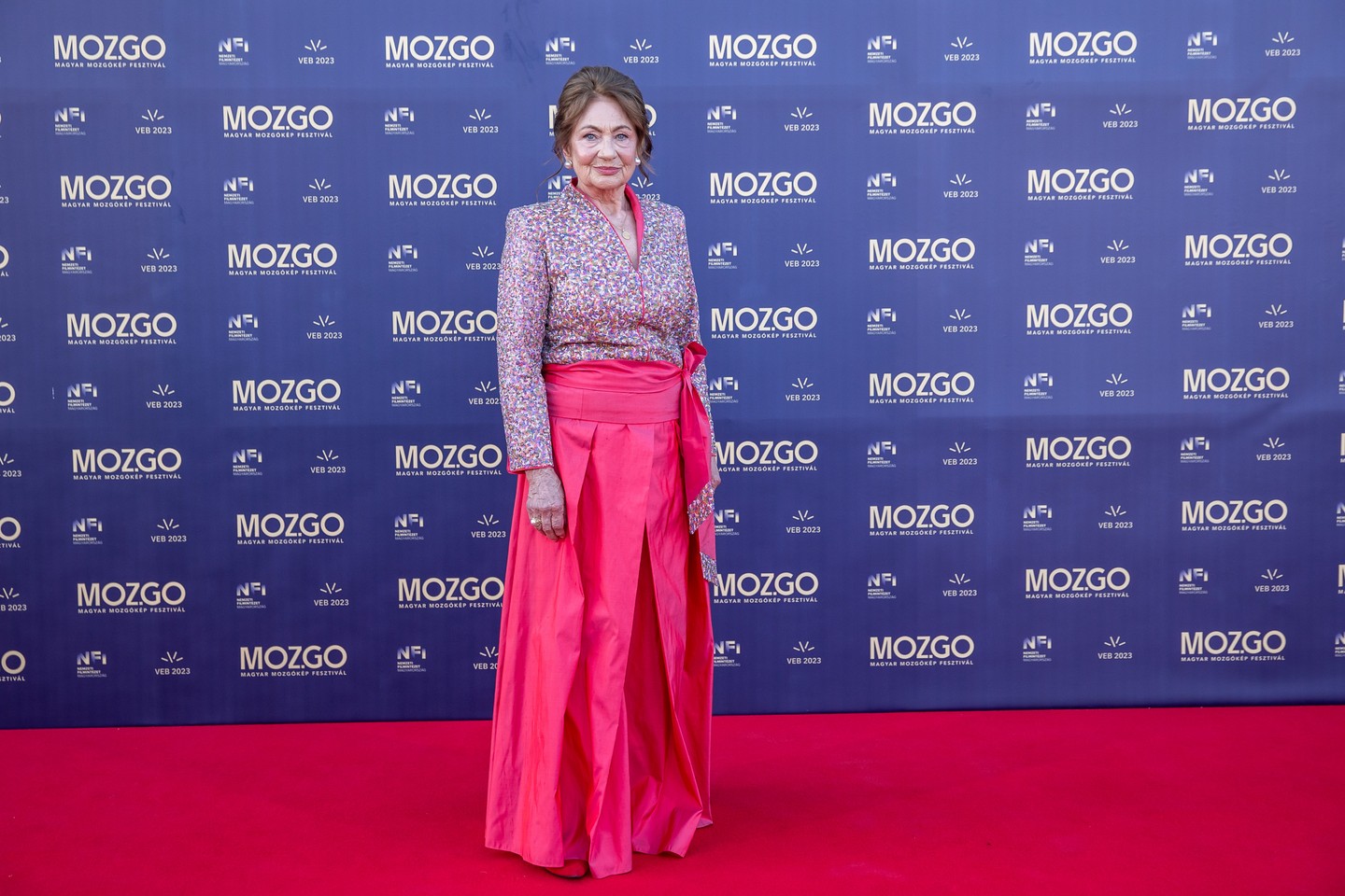 Bordán Irén életműdíjas színművésznő könnyed selyem NAVONA ruhában ragyogta be az estét, amely a fenntarthatóság jegyében készült