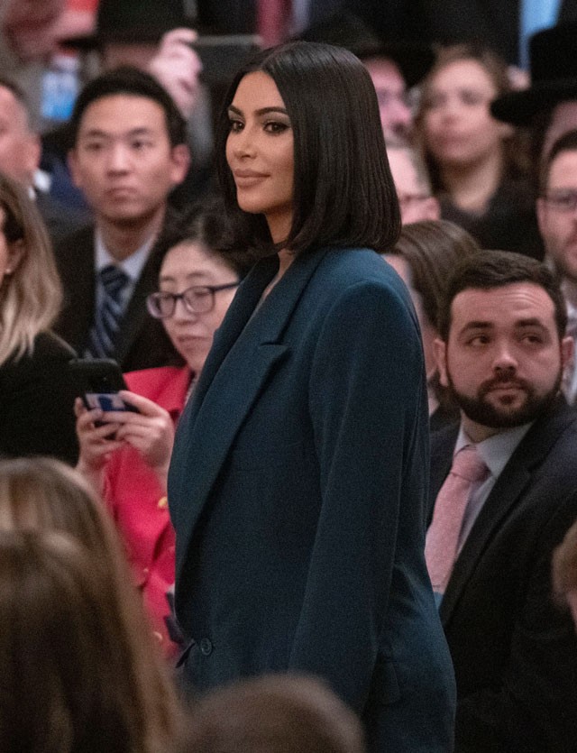 Kim Kardashian a legszexibb blézerben tért vissza a Fehér Házba