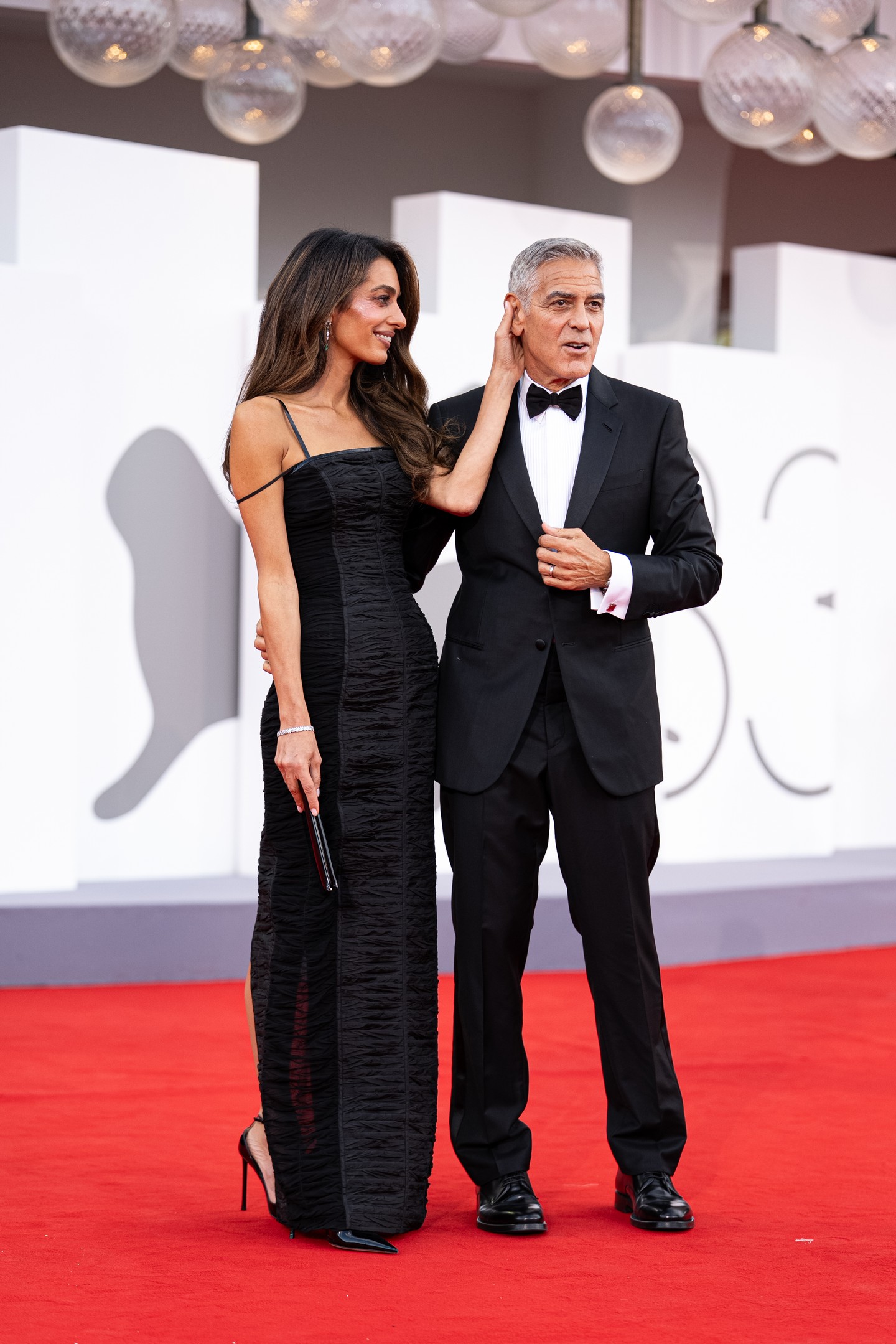 Olykor egy szeretetteljes arcsimogatás is belefér: George Clooney és Amal Clooney a hónap elején a Velencei Filmfesztiválon lopta el újra a show-t.