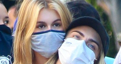 Kaia Gerber és Cara Delevingne elég bizarr közös tetoválást csináltatott