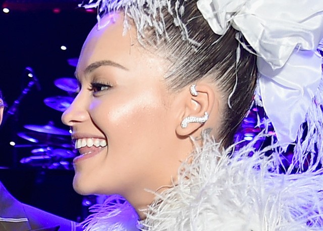 Rita Ora statement fülbevalója