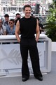 Pedro Pascal az idei cannes-i filmfesztiválon letisztult, mégis extrém szettjével keltett feltűnést. Az outfit első látásra talán szolidnak tűnik, azonban érdemes megnézni közelebbről - kattints a következő képre! 