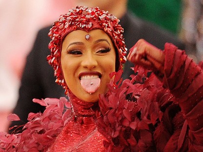 Cardi B a színpadon vallotta be, hogy zsírleszívása volt