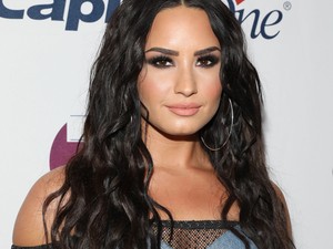 Demi Lovato megmutatta az ˝extra háját˝ Instagramon, hogy egy fontos dologra felhívja a figyelmet