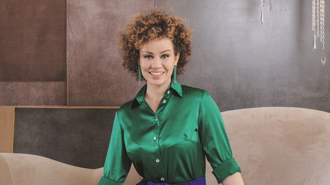 Harcos Andrea, a Love Lamp alapítója kreatív és vagány vállalkozó - Blúz és nadrág: VIKTORIA VARGA, Fülbevaló: MIKO HAND MADE JEWELRY,  Wonderlab, Cipő: MANGO