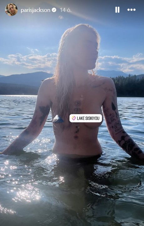 Paris Jackson félmeztelenül csobbant a nyári hőségben